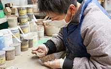 特殊技術にてタイルをアートしていきます